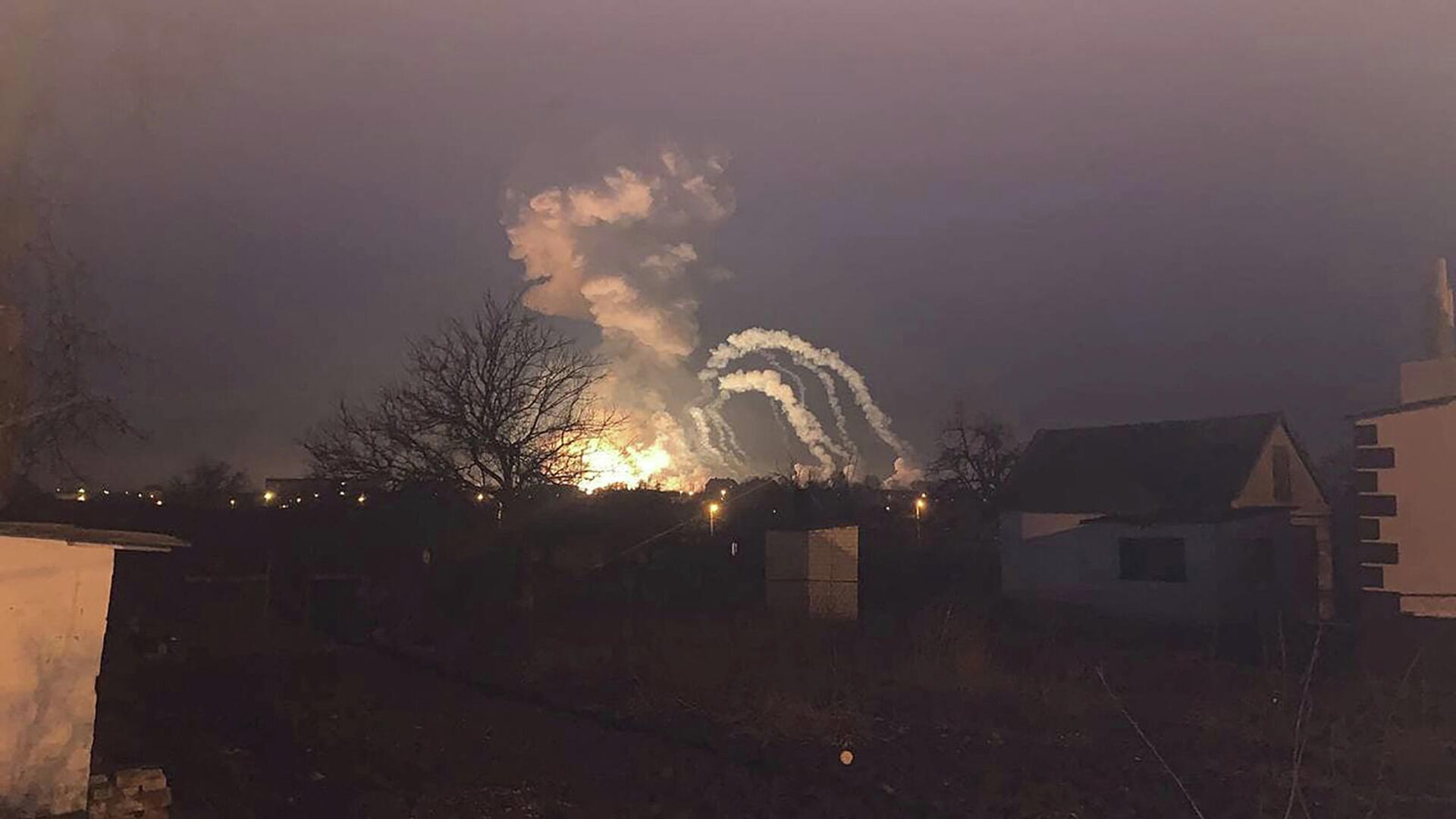 Взрыв во время боевых действий недалеко от Донецка (24 февраля 2022). Украина - Sputnik Армения, 1920, 27.02.2022