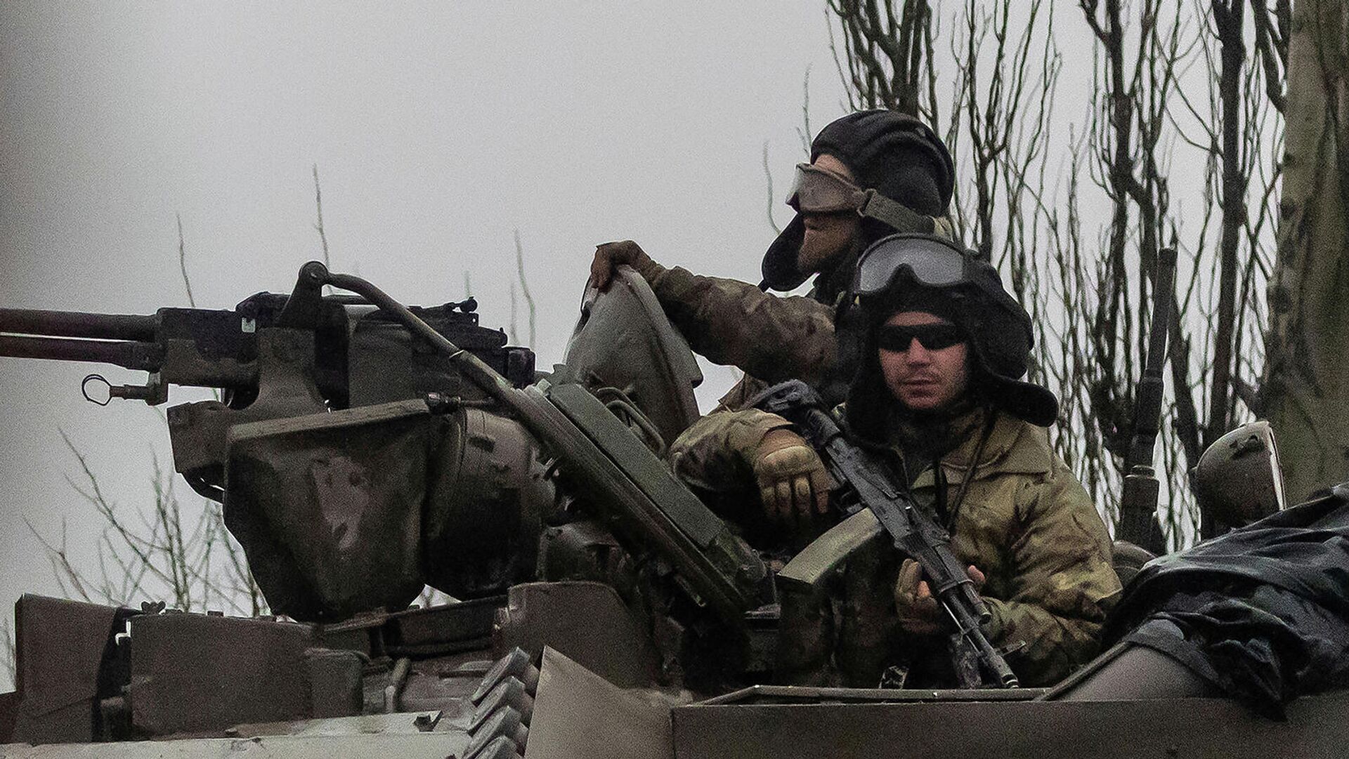Украинские военные на танке в Мариуполе (24 февраля 2022). Украина - Sputnik Армения, 1920, 12.03.2022