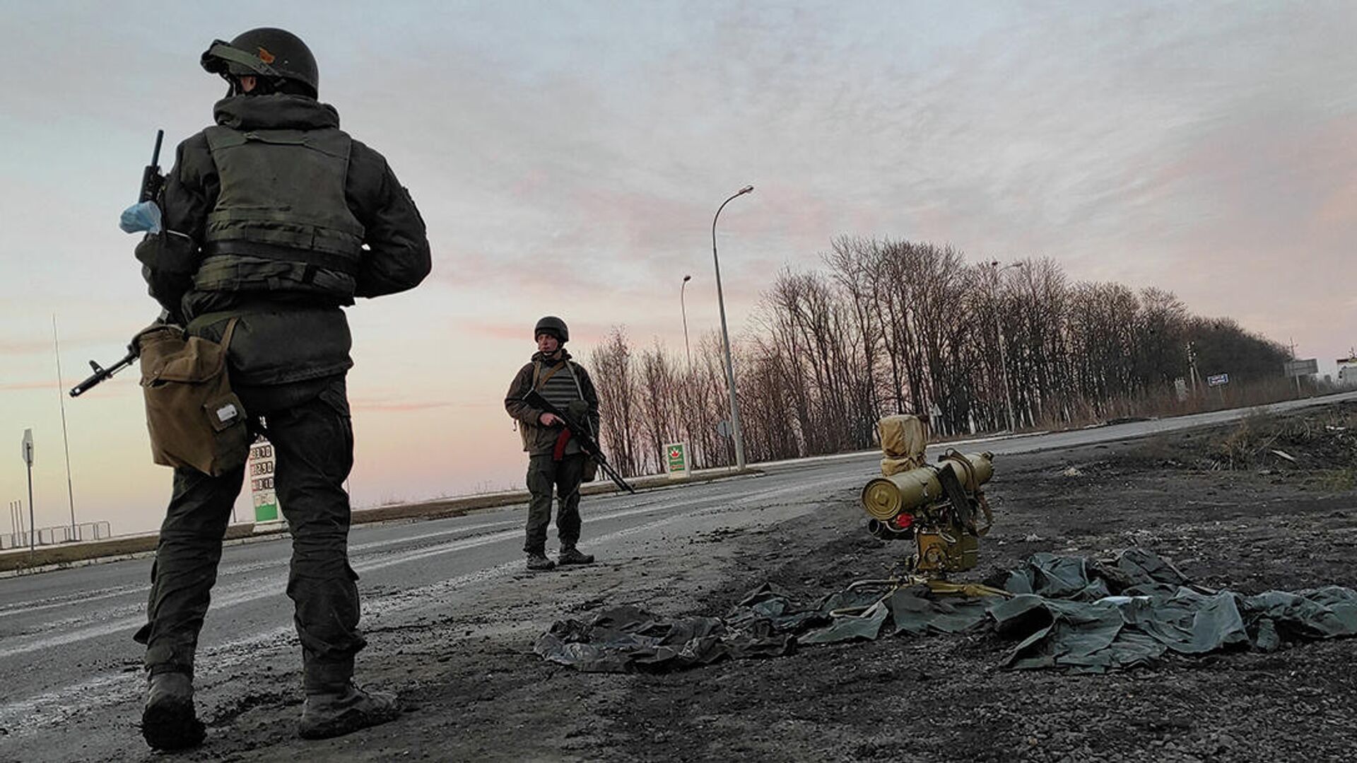 Военнослужащие ВC Украины стоят рядом с установленным на треноге ракетным комплексом под Харьковом (24 февраля 2022). Украина - Sputnik Армения, 1920, 16.03.2022