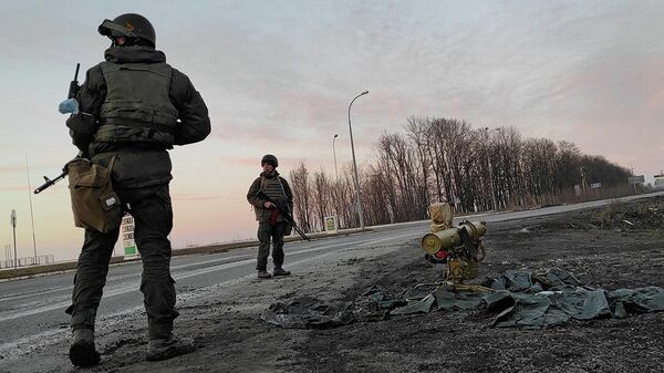 Военнослужащие ВC Украины стоят рядом с установленным на треноге ракетным комплексом под Харьковом (24 февраля 2022). Украина - Sputnik Армения