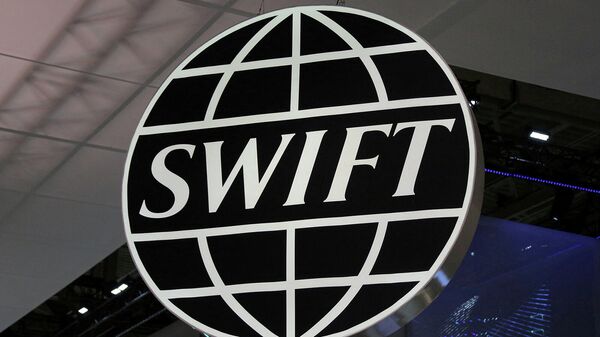 Логотип глобального кооператива по безопасным финансовым сообщениям SWIFT на банковской и финансовой конференции SIBOS в Торонто  - Sputnik Армения