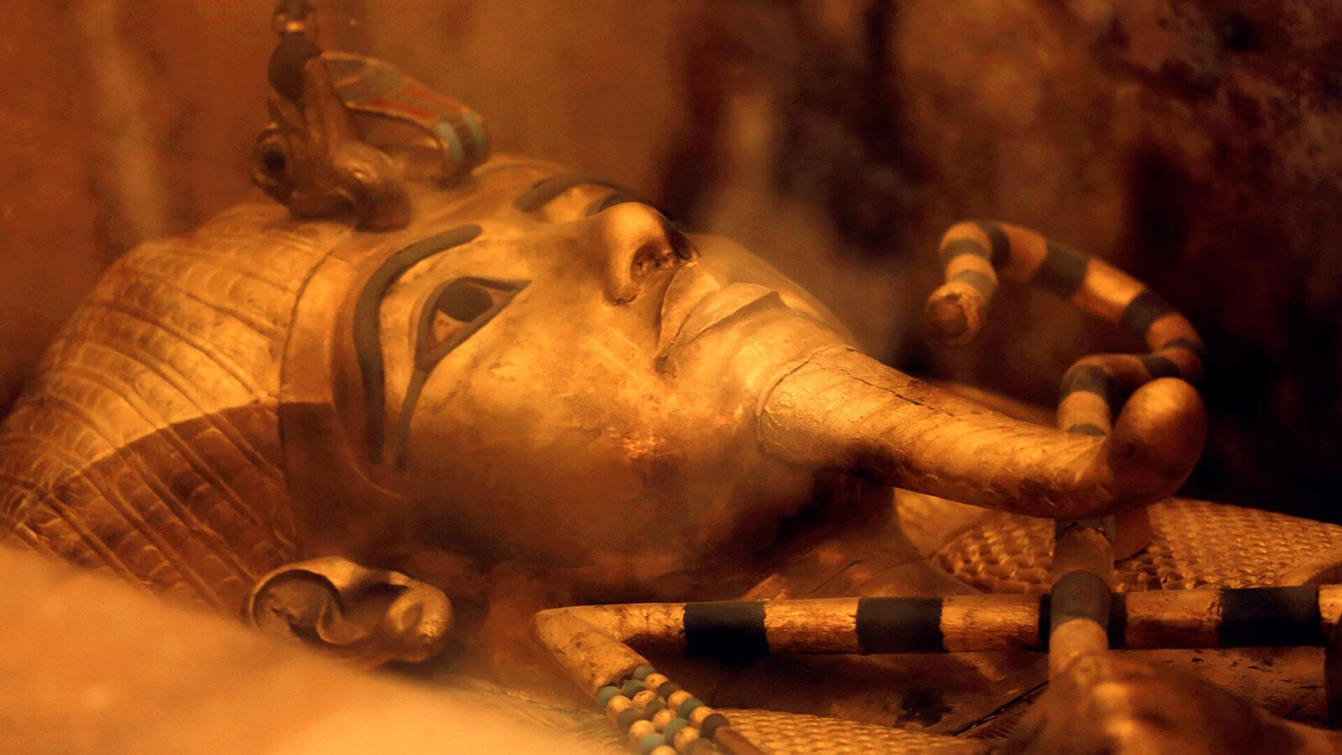 Один из золотых саркофагов Тутанхамона, выставленный в его гробнице в стеклянном футляре в Долине царей в Луксоре, Египет. - Sputnik Армения, 1920, 25.02.2022