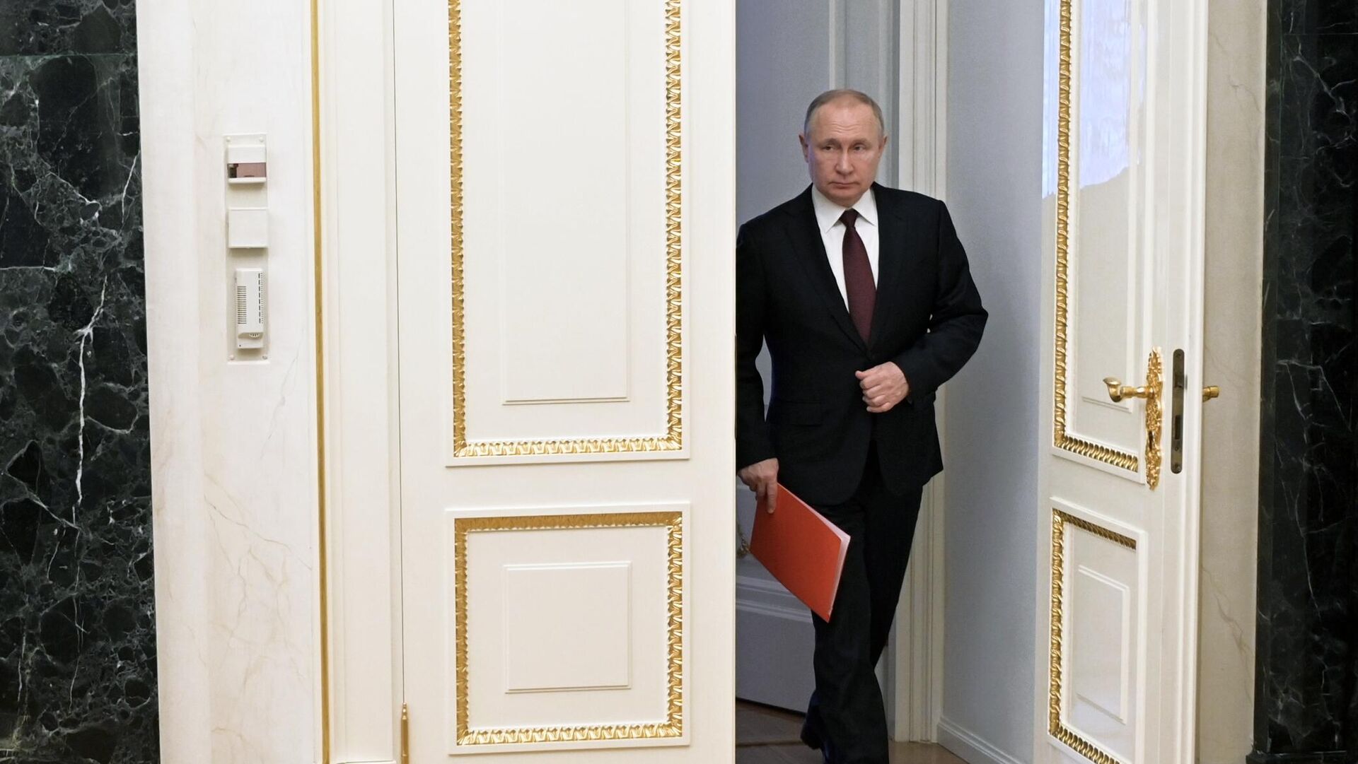 Президент РФ Владимир Путин входит в кабинет перед началом оперативного совещания с постоянными членами Совета безопасности РФ в режиме видеоконференции (25 февраля 2022). Москвa - Sputnik Армения, 1920, 17.05.2022