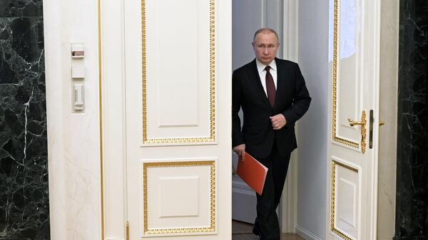 ՌԴ նախագահ Վլադիմիր Պուտինը ՌԴ Անվտանգության խորհրդի մշտական անդամների հետ օպերատիվ խորհրդակցության մեկնարկից առաջ (25 փետրվարի, 2022թ)․ Մոսկվա - Sputnik Արմենիա