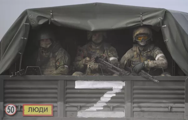 Военнослужащие ВС РФ в автомобиле колонны военной техники в Армянске - Sputnik Армения