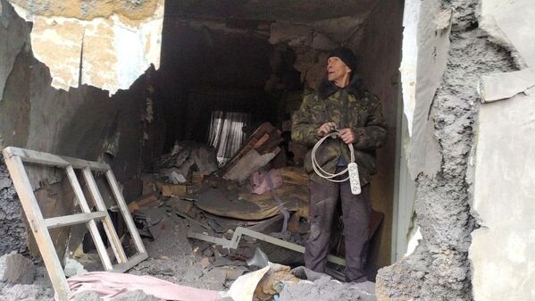 Житель Горловки (ДНР) в доме, разрушенном в результате применения БМ-21 &quot;Град&quot; по жилому сектору.  - Sputnik Армения