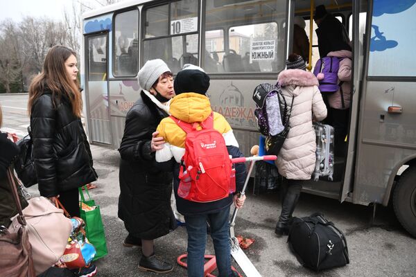Жители Донецкой народной республики во время эвакуации на территорию России - Sputnik Армения