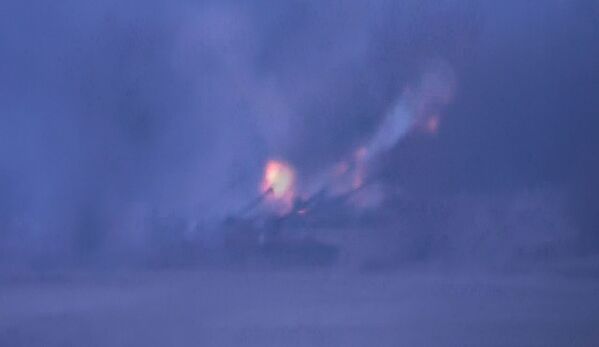 Артиллерия ЛНР ведёт огонь по позициям на линии соприкосновения. Стоп-кадр с видео.  - Sputnik Армения