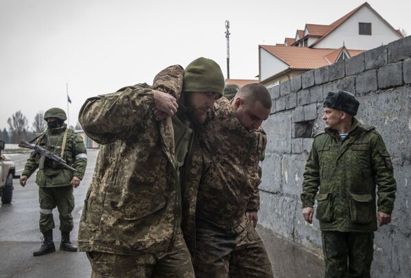 Ինքնակամ հանձնված ուկրաինացի զինվորականները Լուգանսկում - Sputnik Արմենիա