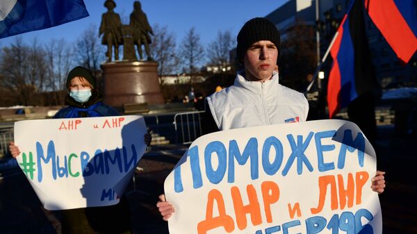 Активисты на площади Труда в Екатеринбурге у пункта сбора гуманитарной помощи для эвакуированных жителей Донбасс - Sputnik Արմենիա