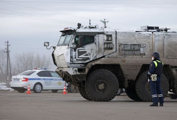 Универсальный бронеавтомобиль повышенной защищённости Тайфун-К на шоссе возле границы с Украиной в Белгородской области - Sputnik Армения