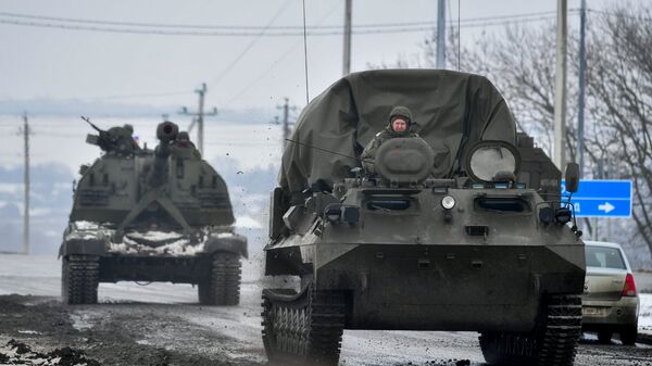 Российская военная техника движется по дороге у границы с Украиной в Белгородской области, Россия - Sputnik Армения