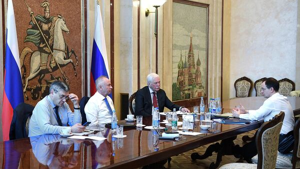 ՌԴ պատվիրակությունը, որը ժամանել Է Ուկրաինայի ներկայացուցիչների հետ բանակցություններին՝ ՌԴ բանակցողների պատվիրակության ղեկավար Վլադիմիր Մեդինսկին (աջից), ՌԴ ԱԳ փոխնախարար Անդրեյ Ռուդենկոն, ՌԴ ՊՆ փոխնախարար Ալեքսանդր Ֆոմինը և Դոնբասի իրադրության կարգավորման կոնտակտային խմբում ՌԴ-ի ներկայացուցիչը, Բելառուսում Ռուսաստանի դեսպան Բորիս Գրիզլովը (ձախից աջ) Բելառուսում Ռուսաստանի դեսպանատանը (27 փետրվարի, 2022թ)․ Մինսկ - Sputnik Արմենիա