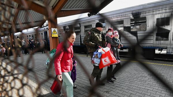 Прибывшие из Львова жители Украины на железнодорожном вокзале в Пшемысле (27 февраля 2022). Польша - Sputnik Армения