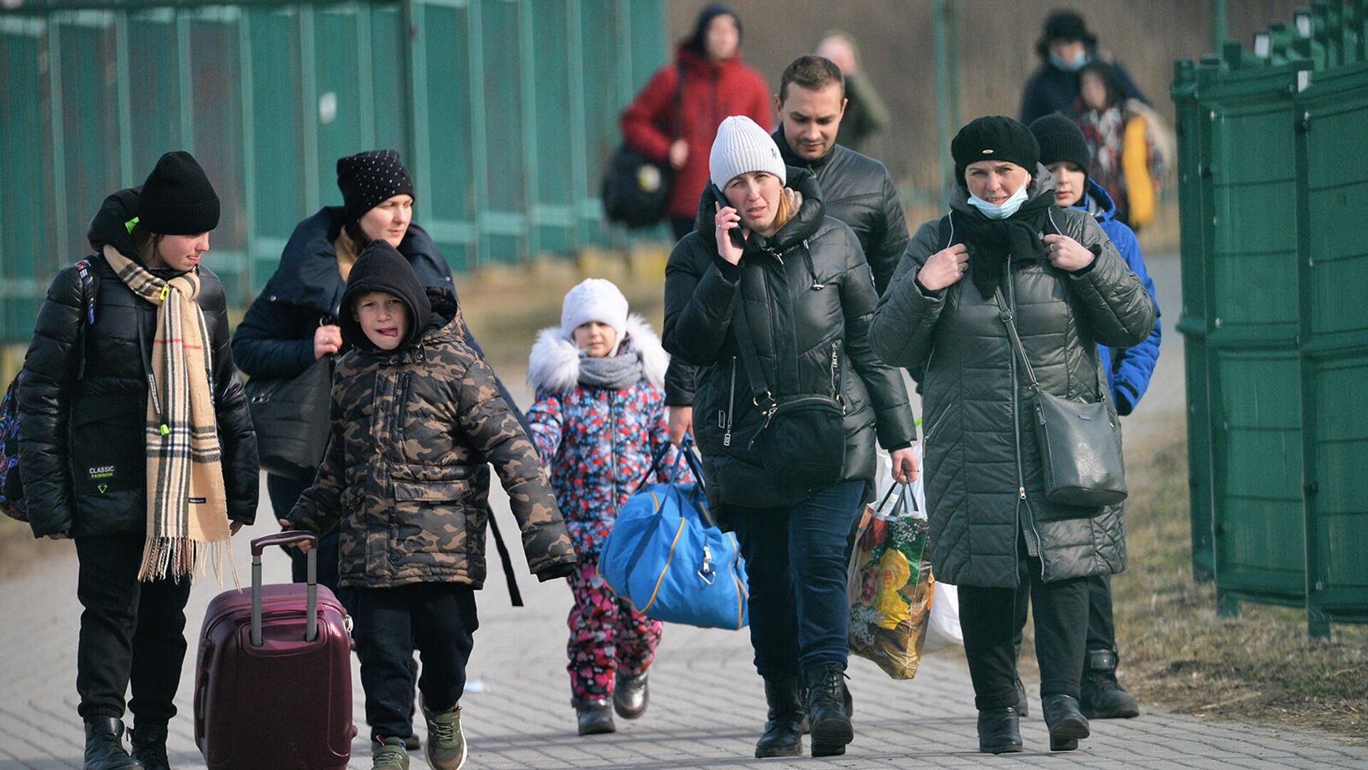 Жители Украины проходят польско-украинскую границу через контрольно-пропускной пункт Медыка (26 февраля 2022). Польша - Sputnik Армения, 1920, 11.03.2022
