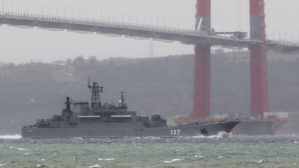 Десантный корабль ВМФ России Минск отправляется в плавание в Дарданеллы, направляясь в Черное море (8 февраля 2022). Турция - Sputnik Армения