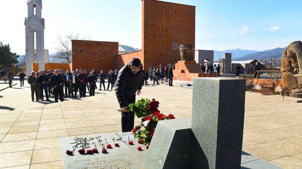 Президент Карабаха Араик Арутюнян посетил Мемориальный комплекс Степанакерта и возложил цветы к памятнику безвинным жертвам Сумгаитской резни (28 февраля 2022). Степанакерт - Sputnik Армения