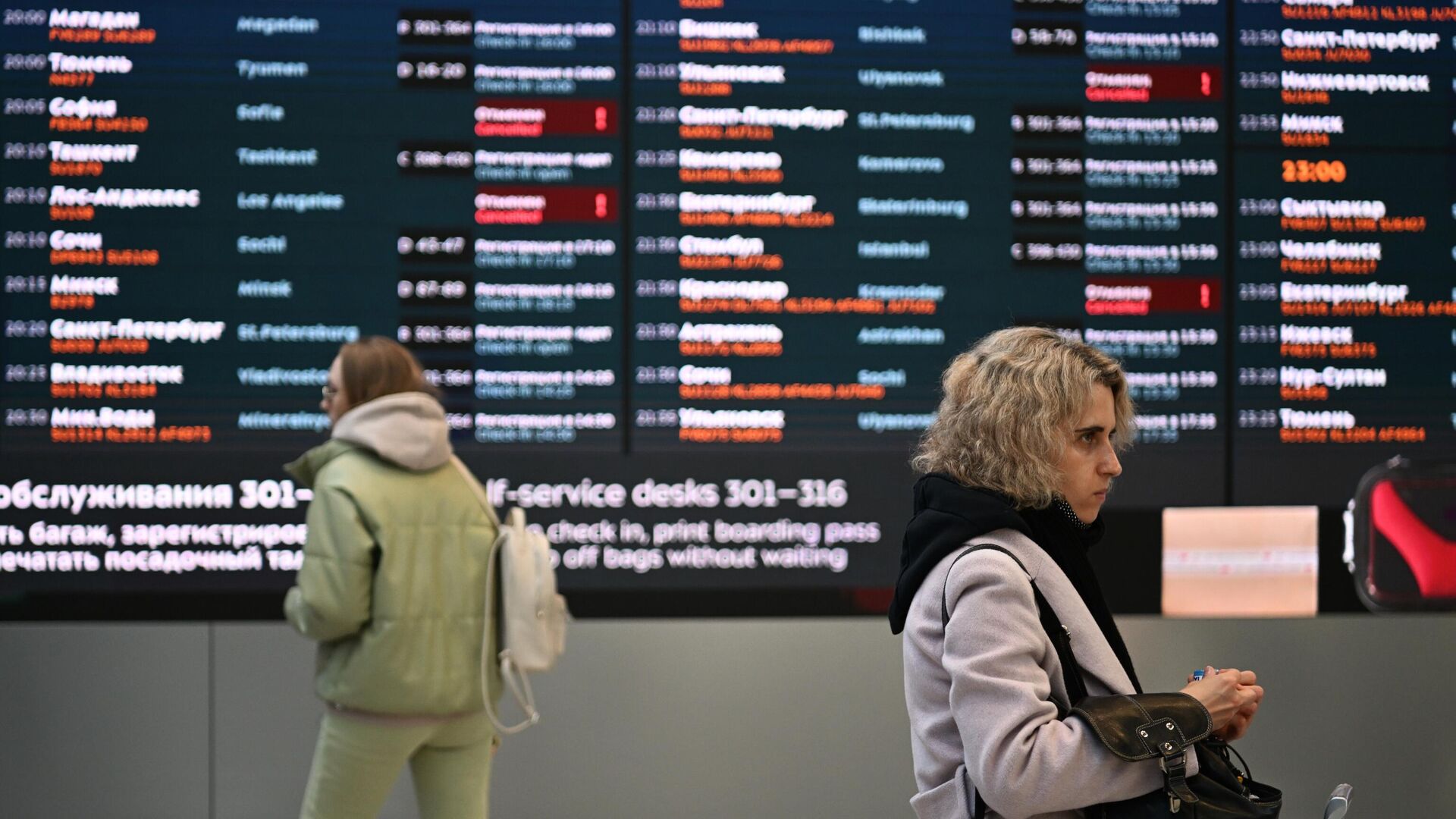 Электронное табло с запретами на вылет в терминале Международного аэропорта Шереметьево - Sputnik Армения, 1920, 05.05.2022