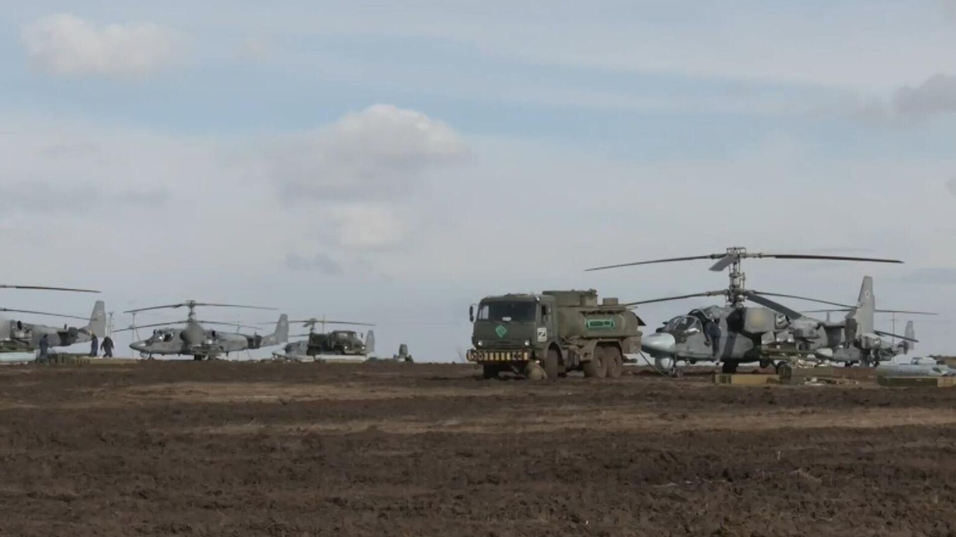 Ударные вертолеты Ка-52 ВКС РФ перед выполнением боевого задания в ходе специальной военной операции на Украине - Sputnik Армения, 1920, 03.03.2022