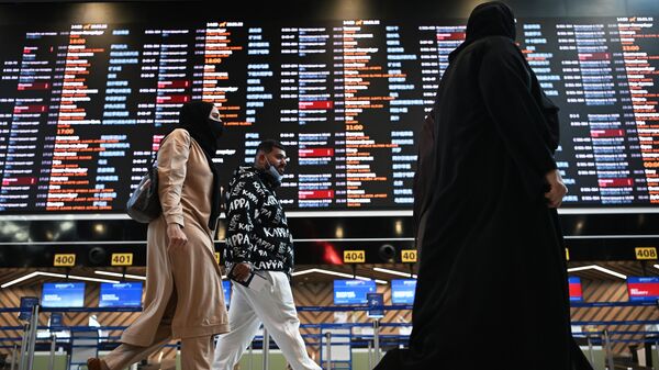 Пассажиры проходят перед электронным табло с отмененными рейсами в терминале Международного аэропорта Шереметьево - Sputnik Армения