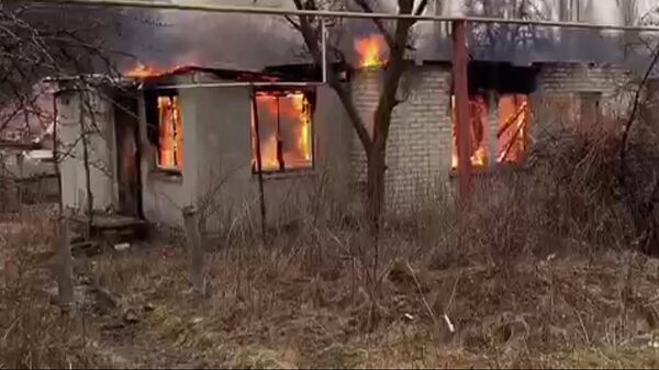 Пожары и разрушения: ВСУ продолжают обстреливать жилые кварталы Донецка - Sputnik Армения