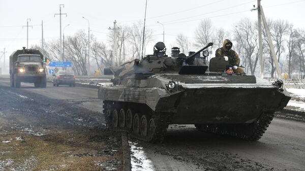 Военнослужащие РФ на шоссе возле границы с Украиной в Белгородской области - Sputnik Армения