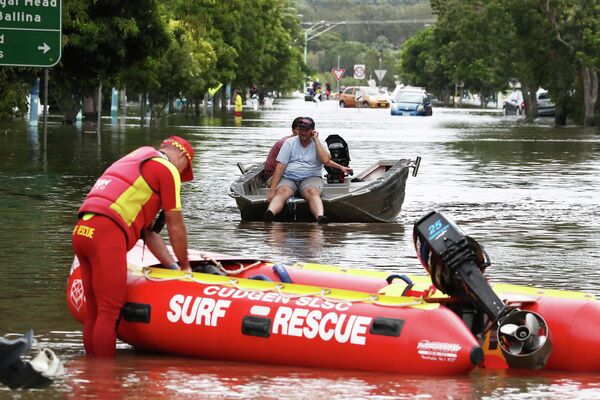 Փրկարարներն ու կամավորները օգնում են Ավստրալիայի Նոր Հարավային Ուելս նահանգի ջրհեղեղից տուժածներին։ - Sputnik Արմենիա