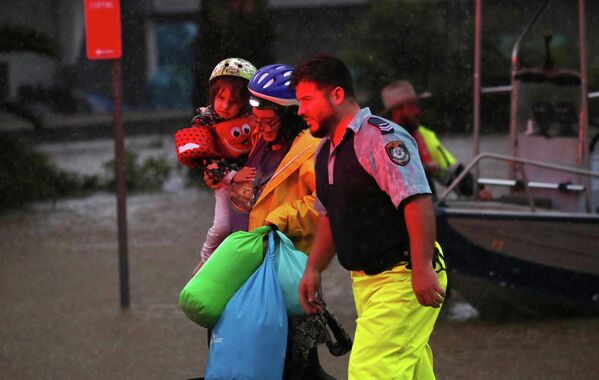 Спасатели и волонтеры помогают пострадавшим от наводнения в городе Лисмор. - Sputnik Армения