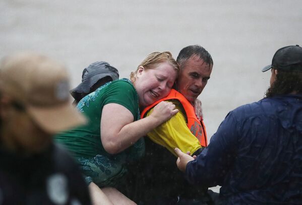 Спасатели и волонтеры помогают пострадавшим от наводнения в городе Лисмор после проливных дождей на северо-востоке Австралии. - Sputnik Армения