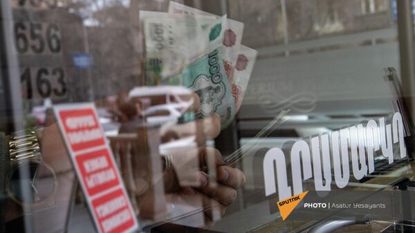 Сотрудник обменного пункта валюты в Ереване считает российские рубли - Sputnik Армения