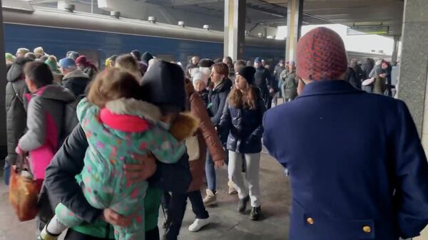 Вокзал в Киеве сегодня: вагоны с перронами переполнены, билетов практически нет в продаже - Sputnik Армения