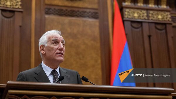 ՀՀ նախագահի թեկնածու, բարձր տեխնոլոգիական արդյունաբերության նախարար Վահագն Խաչատուրյանը Ազգային ժողովի հեթական նիստի ժամանակ (2 մարտի, 2022թ). Երևան - Sputnik Արմենիա