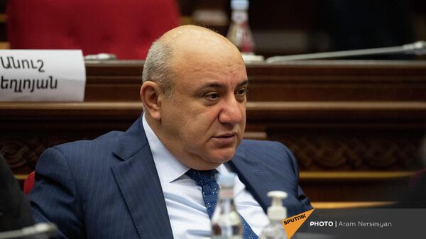 «Քաղաքացիական պայմանագիր» խմբակցության պատգամավոր Գուրգեն Արսենյանը Ազգային ժողովի հեթական նիստի ժամանակ (2 մարտի, 2022թ). Երևան - Sputnik Արմենիա