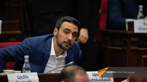 Депутат от фракции Айастан Арам Вардеванян на очередном заседании Национального Собрания Армении (2 марта 2022). Еревaн - Sputnik Армения