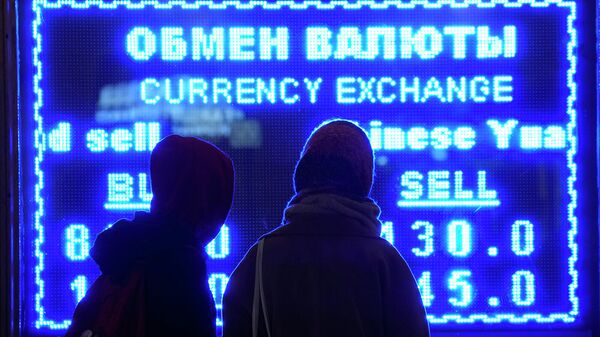 Прохожие смотрят на электронное табло пункта обмена валюты в Санкт-Петербурге после обвала курса рубля - Sputnik Армения