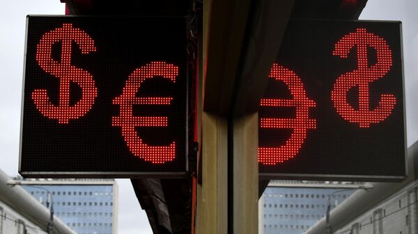 Электронное табло со знаками доллара и евро - Sputnik Армения