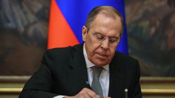 Министр иностранных дел РФ Сергей Лавров подписывает документ - Sputnik Армения