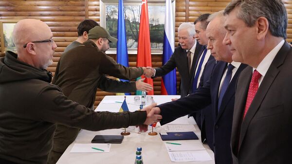 Члены делегаций приветствуют друг друга перед началом российско-украинских переговоров (3 марта 2022). Белоруссия - Sputnik Армения