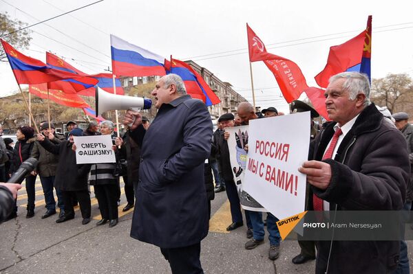 Ռուսաստանի դեսպանատան մոտ Հայաստանի կոմկուսի աջակցության ակցիան (4 մարտի, 2022թ). Երևան - Sputnik Արմենիա