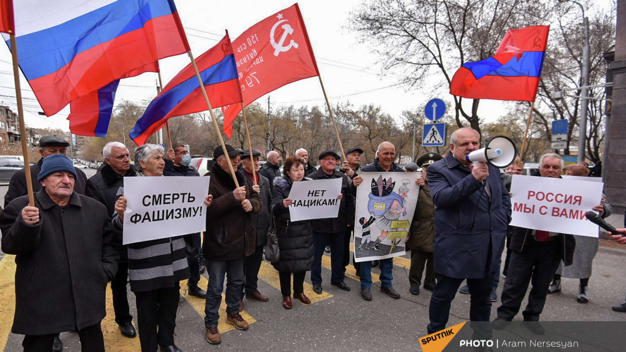 Армения поддерживает россию. Россия против Украины. Митинг Армения Украина. Украина против Армении. Украинцы в Армении.