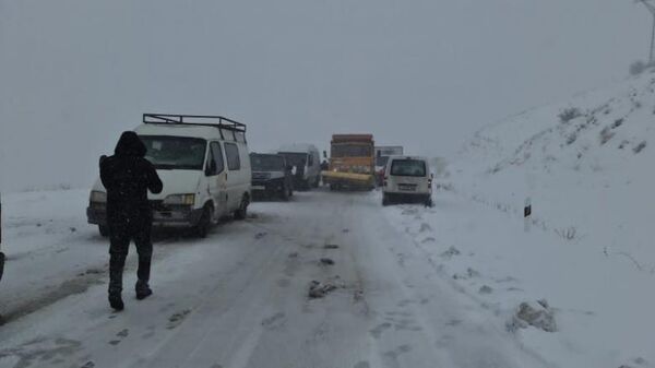 Заторы на дорогах из-за погодных условий - Sputnik Армения