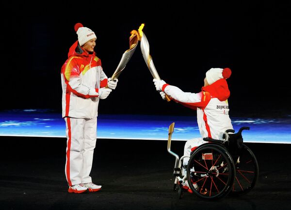 Ма Цзя и Чжан Сюэмэй из Китая передают Паралимпийский огонь  - Sputnik Армения