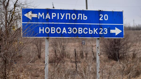 Дорожный указатель с направлениями в Мариуполь и Новоазовск в ДНР - Sputnik Армения