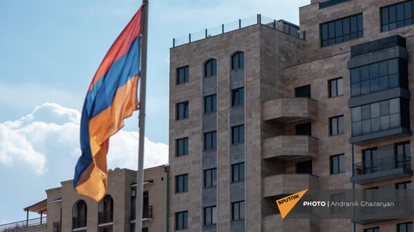 Армянский триколор на фоне новостройки - Sputnik Армения