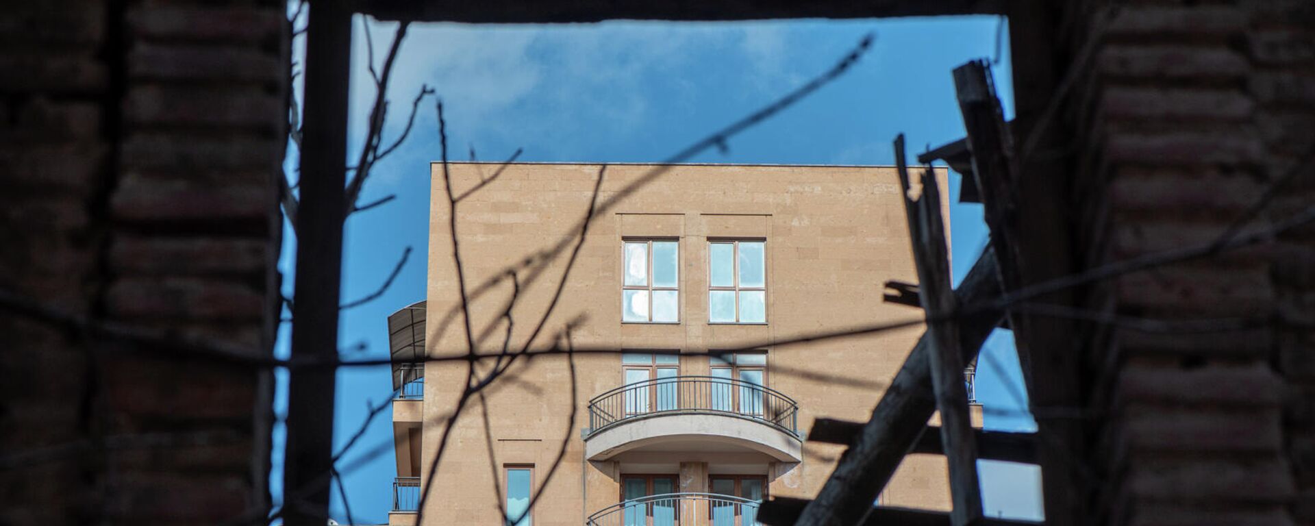 Новостройка в окне исторического, полуразрушенного дома на улице Бузанда - Sputnik Армения, 1920, 31.05.2022