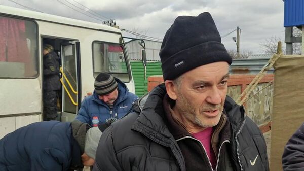 Эвакуированные из-под Мариуполя мирные жители рассказали о том, как им удалось покинуть город
 - Sputnik Армения
