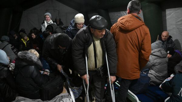 Беженцы из Мариуполя, добравшиеся до специального пункта, организованного сотрудники МЧС ДНР - Sputnik Армения