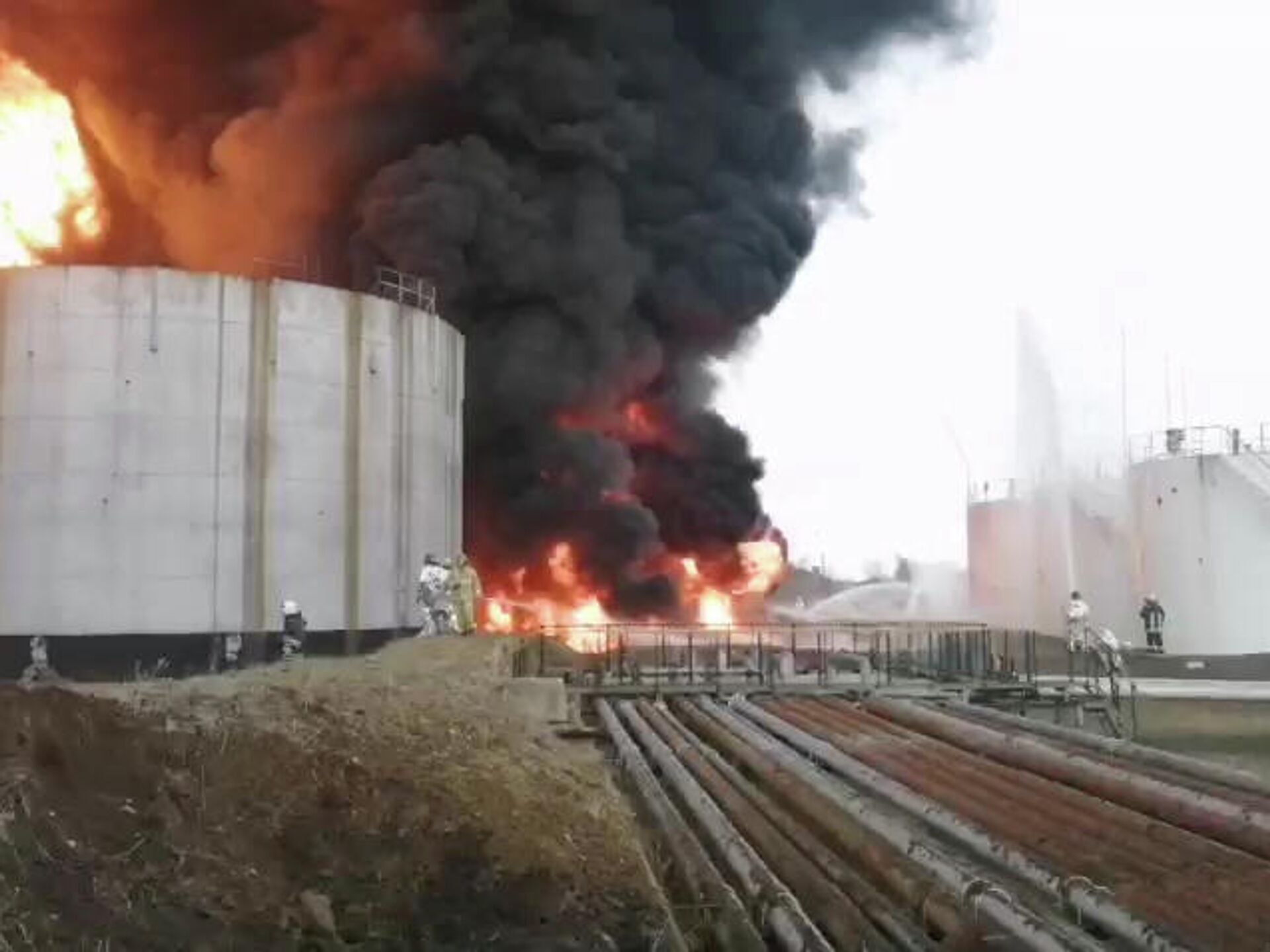 Наносят ли удары сегодня. Луганск Нефтебаза 2022 март. Возгорание на Луганской нефтебазы. Горит Нефтебаза в Луганске. Взрыв нефтебазы в Луганске.