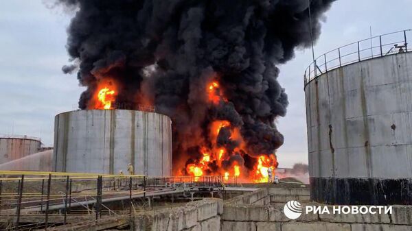 Видео с территории горящей нефтебазы в Луганске - Sputnik Армения