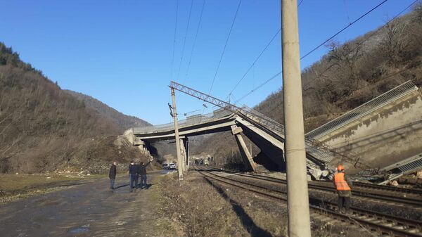 Оползень в Рикотском перевале, частично обрушил мост и повредил железную дорогу - Sputnik Армения